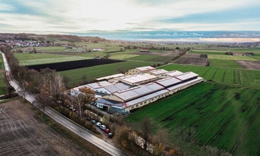 12.08.2024 Pressemitteilung, 3.000 Zeichen, 5 Bilder
Vor 20 Jahren ist RUF Maschinenbau mit dem kompletten Betrieb an den heutigen Standort in der Hausener Str. 101 in Zaisertshofen gezogen. Dieser von langer Hand geplante Schritt wirkt sich bis heute positiv aus. Damit wurde Platz für Wachstum und die Umsetzung kreativer Ideen geschaffen...